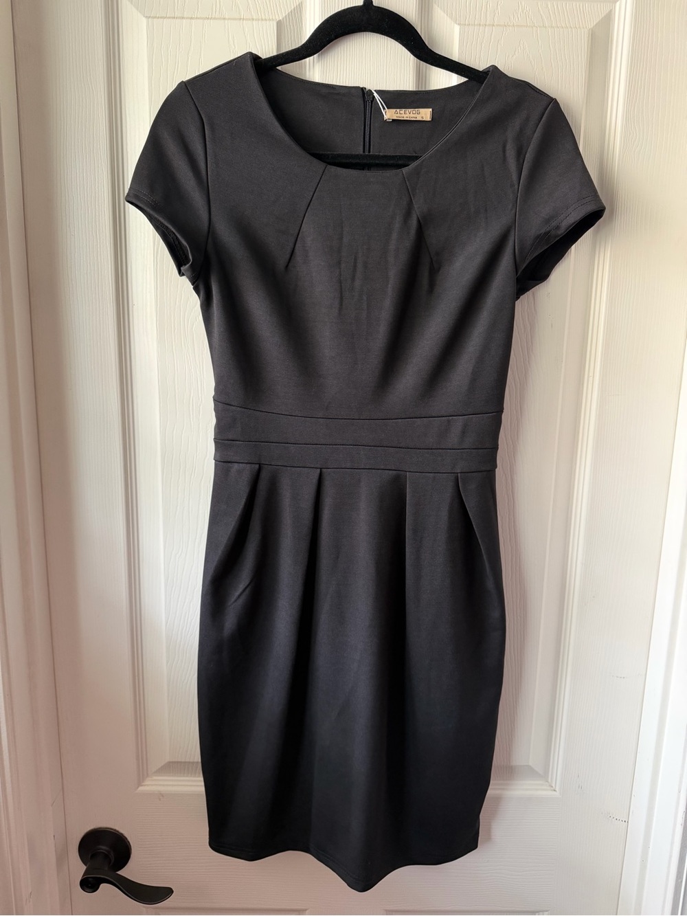 Acevog Black Cap-Sleeve Sheath Dress